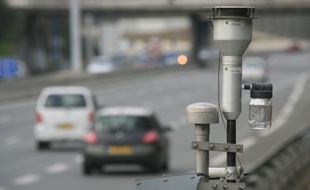 Pollution automobile. station de detection et d'analyse des polluants mise en place par l'ORAPIP. (Observatoire Regional de l'air en Midi Pyrenees.). Rocade.