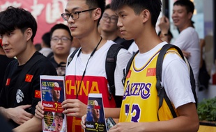 Des Chinois protestent contre les propos du boss de la NBA Adam Silver à propos de Hong Kong, le 12 octobre 2019 à Shenzhen.