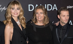 Lisa Azuelos, réalisatrice de «Dalida», entourée des acteurs Sveva Alviti (qui incarne la chanteuse) et Nicolas Duvauchelle (qui joue Richard Chanfray), lors de l'avant-première du film à l'Olympia, le 30 novembre 2016. HENRI COLLOT/SIPA
