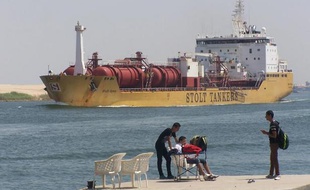 Un navire passe dans le canal de Suez près du port d'Ismailia, au nord-est du Caire, le 13 juin 2013
