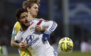 Le nantais Kian Hansen, ici au duel avec le Lyonnais Nabil Fekir, sera absent face au PSG, dimanche. Archives. AP Photo/Laurent Cipriani