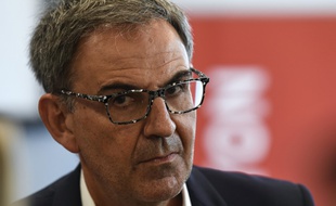 Cible d'un tweet raciste et antisémite, David Kimelfelf, le président de la Métropole de Lyon a porté plainte.