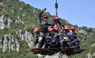 Au coeur de l'incendie, les militaires de la Sécurité Civile de Brignoles (Var) disposent désormais d'un nouvel équipement capable d'évacuer une dizaine de personnes en moins de cinq minutes: une nacelle héliportée, jusqu'ici utilisée notamment par le GIGN.