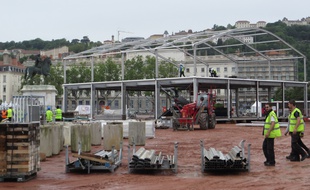 Lyon, le 31 mai 2015
Les équipes ont commencé à monter la fan zone place Bellecour. 20 000 personnes sont attendues chaque soir pendant l'Euro de football. C.Girardon / 20 Minutes