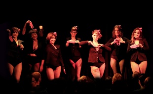 Les danseuses du cabinet Femini'T à Villeurbanne, sur scène.