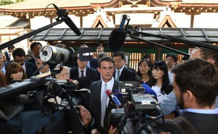 Le Premier ministre français Manuel Valls parle avec la presse lors d'une visite au sanctuaire de Shimogamo, le 3 octobre 2015 à Kyoto