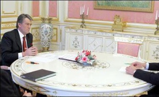 Le Premier ministre ukrainien pro-russe Viktor Ianoukovitch a proposé mercredi des concessions au président Viktor Iouchtchenko pour que celui-ci revienne sur sa décision de dissoudre le Parlement.