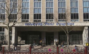 Une controverse sur les droits d'inscription agite l'universite Paris Dauphine qui jouit du statut de grand etablissement lui permettant notamment de selectionner ses etudiants. Un conseil d'administration doit trancher cette question le 25 fevrier. Paris, FRANCE - 07/02/2008
