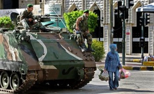 L'armée a décidé d'utiliser si nécessaire la force à partir de mardi contre toute présence d'hommes armés et poursuivait son déploiement à travers le Liban, sans parvenir à empêcher les violences dans le nord du pays.