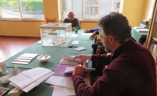 Jour de vote à) la mairie de Cessales, un petit village de la campagne toulousaine.
