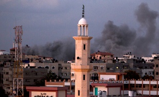 De la fumée au-dessus de Gaza, où Israël a frappé le 15 juillet 2014.