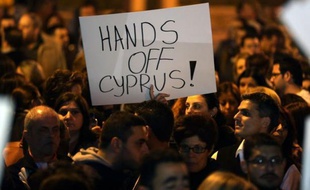 Paralysée par la crise financière, Chypre a cherché jeudi, sous la pression d'un ultimatum européen, à éviter coûte que coûte la ruine et la faillite de ses banques, grâce à un plan B protégeant les petits épargnants mais qui reste encore suspendu à l'aval des Européens.