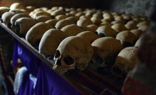 Des crânes humains exposés au Mémorial du génocide à Nyamata, dans l'église catholique où des milliers de personnes ont été massacrées en 1994, lors du génocide au Rwanda