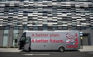 Le bus de campagne du leader travailliste Ed Miliband à Manchester, le 21 avril 2015
