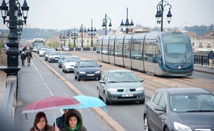 Bordeaux, avril 2012. - Circulation a Bordeaux, tramway, bus, voitures, velos. - Photo : Sebastien Ortola
