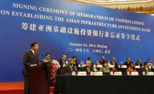 Le ministre chinois des Finances Lou Jiwei s'adresse aux signataires de l'accord donnant naissance à l'AIIB, le 24 octobre 2014 à Pékin