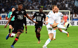 Gerzino Nyamsi (à g.) n'a pas tremblé face aux attaquants marseillais.