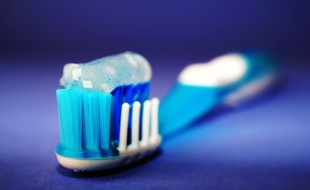Illustration d'un dentifrice et d'une brosse à dents.