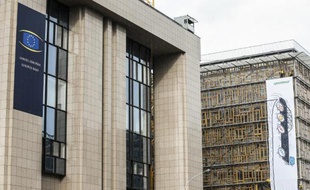 Des militants de Greenpeace se sont attachés sur un bâtiment européen voisin de celui où doit se tenir le sommet des chefs d'Etat et de gouvernement, à Bruxelles, le 27 juin 2014