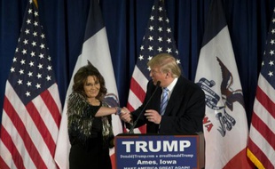 Le candidat républicain Donald Trump salue Sarah Palin, ex-chef de file du Tea Party et ancienne gouverneure de l'Alaska, le 19 janvier 2016 à Ames, dans l'Iowa