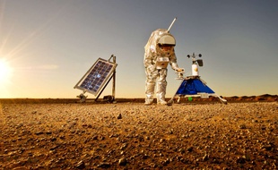 Un membre de la Mars Society effectuant des mesures dans le désert du Sahara en 2013.