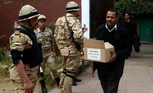 Les électeurs égyptiens commencent mardi à voter pour le référendum constitutionnel, un scrutin considéré comme un plébiscite pour le chef de l'armée qui a destitué l'islamiste Mohamed Morsi, et déjà perturbé par un attentat au Caire.