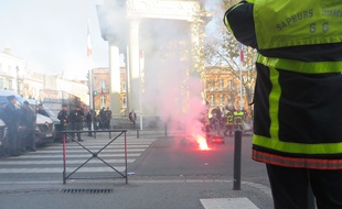 Une manifestation de sapeurs-pompiers encadrée par un important dispositif policier, en décembre 2016 à Toulouse.