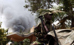 Lundi après-midi, de la fumée sortait toujours du centre commercial où les affrontements entre le commando et les troupes kenyanes se poursuivent.