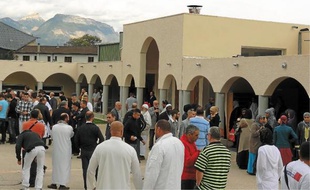 Beaucoup sont restés discuter à l'extérieur de la mosquée après la prière.