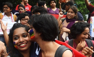 Un couple de lesbienne indiennes célèbre la dépénalisation de l'homosexualité dans le pays.
