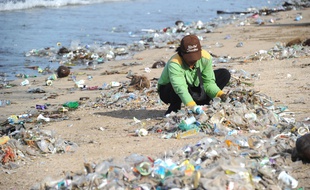 Des collecteurs de déchets à Bali, le 17 décembre 2017.