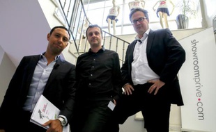 Les deux dirigeants fondateurs de Showroomprivé, David Dayan (g) et Thierry Petit (c) et leur directeur financier Nicolas Woussen (d), le 9 septembre 2015