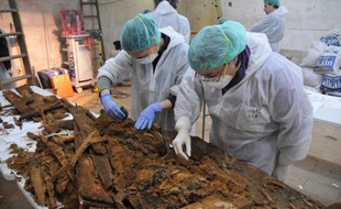 Des chercheurs analysent des matériaux trouvés dans une crypte qui pourraient aider à identifier les restes de Cervantès, à Madrid le 26 janvier 2014