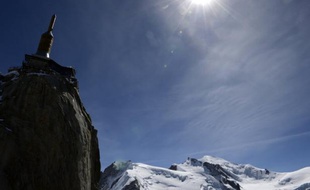 Depuis l'Aiguille du Midi, à 3.850 m d'altitude, Claude Abgrall a descendu la mythique vallée blanche, redoutée des alpinistes, en ski fauteuil.