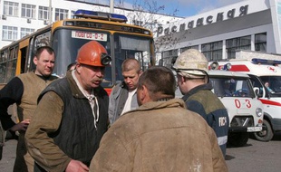 Des sauveteurs et mineurs dans l'inquiétude après le coup de grisou, le 9 mai 2010, qui a fait au moins 80 disparus et 12 morts dans la mine de charbon Raspadskaïa de la région de Kemerovo en Russie.