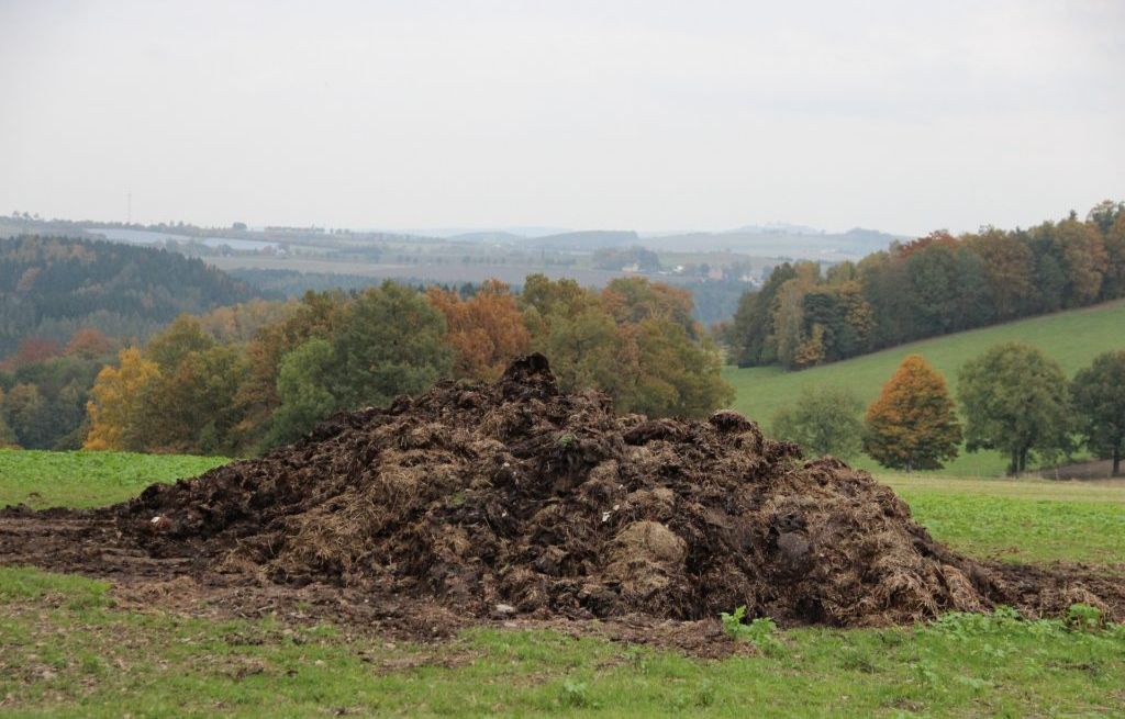 Haute-Vienne : Des agriculteurs répandent du fumier pour s'opposer à un syndicat de cultivateurs