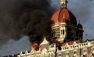 Une centaine de personnes ont été tuées et une centaine d'autres blessées à Bombay dans des fusillades et explosions en série menées mercredi soir par des hommes armés de fusils d'assaut et de grenades.