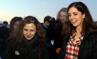 Les deux jeunes femmes du groupe contestataire russe Pussy Riot libérées cette semaine après avoir été amnistiées, Nadejda Tolokonnikova et Maria Alekhina, sont revenues vendredi à Moscou,