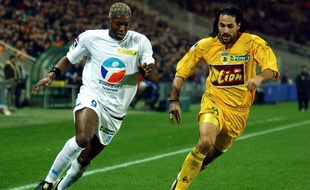 Mario Yepes sous le maillot nantais en 2004 face à Djibril Cissé.