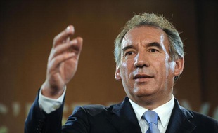 François Bayrou, président du MoDem, futur candidat à l'Elysée, lors d'une conférence de presse à Paris, le 30 novembre 2011.