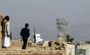 De la fumée s'élève au-dessus de bâtiments lors de frappes aériennes de la coalition arabe, le 16 septembre 2015 à Sanaa