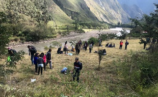 Les passagers et le personnel de bord après une collision entre deux trains près du Machu Picchu, le 31 juillet 2018.