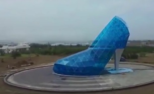 Ceci n'est pas une chaussure, mais une église.