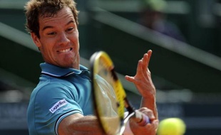 Richard Gasquet, tête de série N.2, s'est qualifié pour les quarts de finale du tournoi sur terre battue d'Estoril, en battant l'Italien Paolo Lorenzi en deux sets 6-1, 6-1, mercredi, au 2e tour.