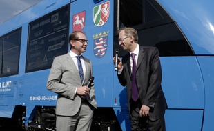 Alexander Dobrindt, le ministre des Transport allemand et le président du secteur transport d'Alstom, Henri Poupart Lafarge à Berlin le 20 septembre 2016.