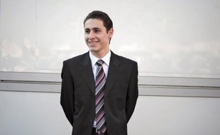 Plus jeune prétendant à la candidature présidentielle, Maxime Verner, 22 ans, tombé dans la politique le jour de ses 18 ans, n'a pas ménagé ses efforts pour rassembler les 500 précieux sésames qui lui ouvriraient les portes d'une candidature digne de figurer au Guinness.