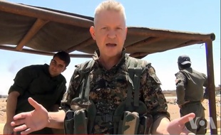 Michael Enright sur le front en 2015 avec les combattants du YPG