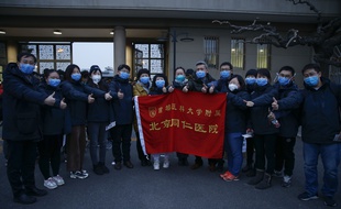 Une équipe médicale d'un hôpital à Pékin s'apprête à partir pour aider leurs collègues confrontés au coronavirus.