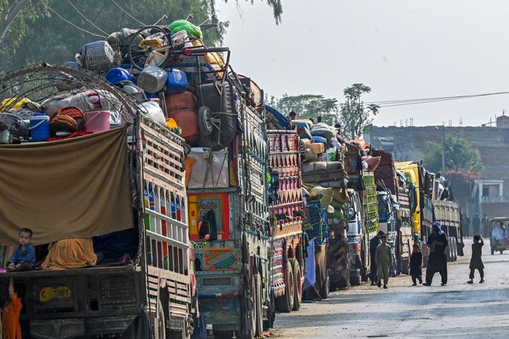 Des réfugiés afghans dans des camions attendent près du centre de rapatriement volontaire d'Azakhel du Haut-Commissariat des Nations Unies pour les réfugiés (HCR) à Nowshera, le 30 octobre 2023. 