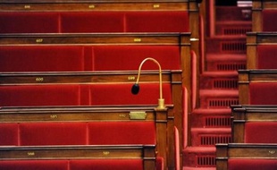 La séance télévisée des questions d'actualité au gouvernement à l'Assemblée a été boycottée mercredi - fait inédit depuis sa création en 1974 - par les députés PS, qui entendent protester contre l'attitude du gouvernement et de la majorité sur la réforme du travail parlementaire.